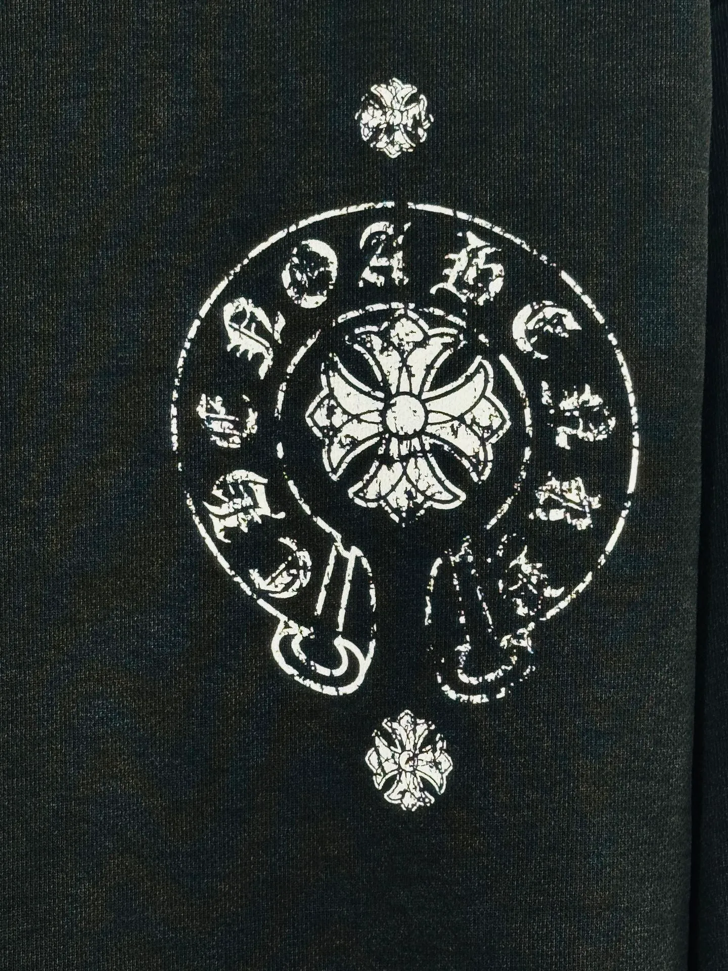 P270 top version, real shot without P, ​​different from market currency) 𝗖𝗵𝗿𝗼𝗺𝗲 𝗛𝗲𝗮𝗿𝘁𝘀/Cro Heart 2025 washed patch embroidery autumn and winter new original single counter American laser burnt 3D three-dimensional color embroidered couple casual sweatshirt 👑The highest version! Customized fabric 430g tripe terry fabric! American acid-washed and distressed original fabric, laser burnt pattern, exquisite embroidery of letters! The best-selling model in the counter, very comfortable to wear. Accessories: original molded and authenticated collar label➕100% silk wash label. Genuine purchase-grade original hangtag➕matching hanging rope➕3D hanging beads➕original packaging bag. Craftsmanship: The original version has consistent wiring! The highest version of the armhole matching technique! Color: Gray Black Size: S M L XL Style No.: 9336